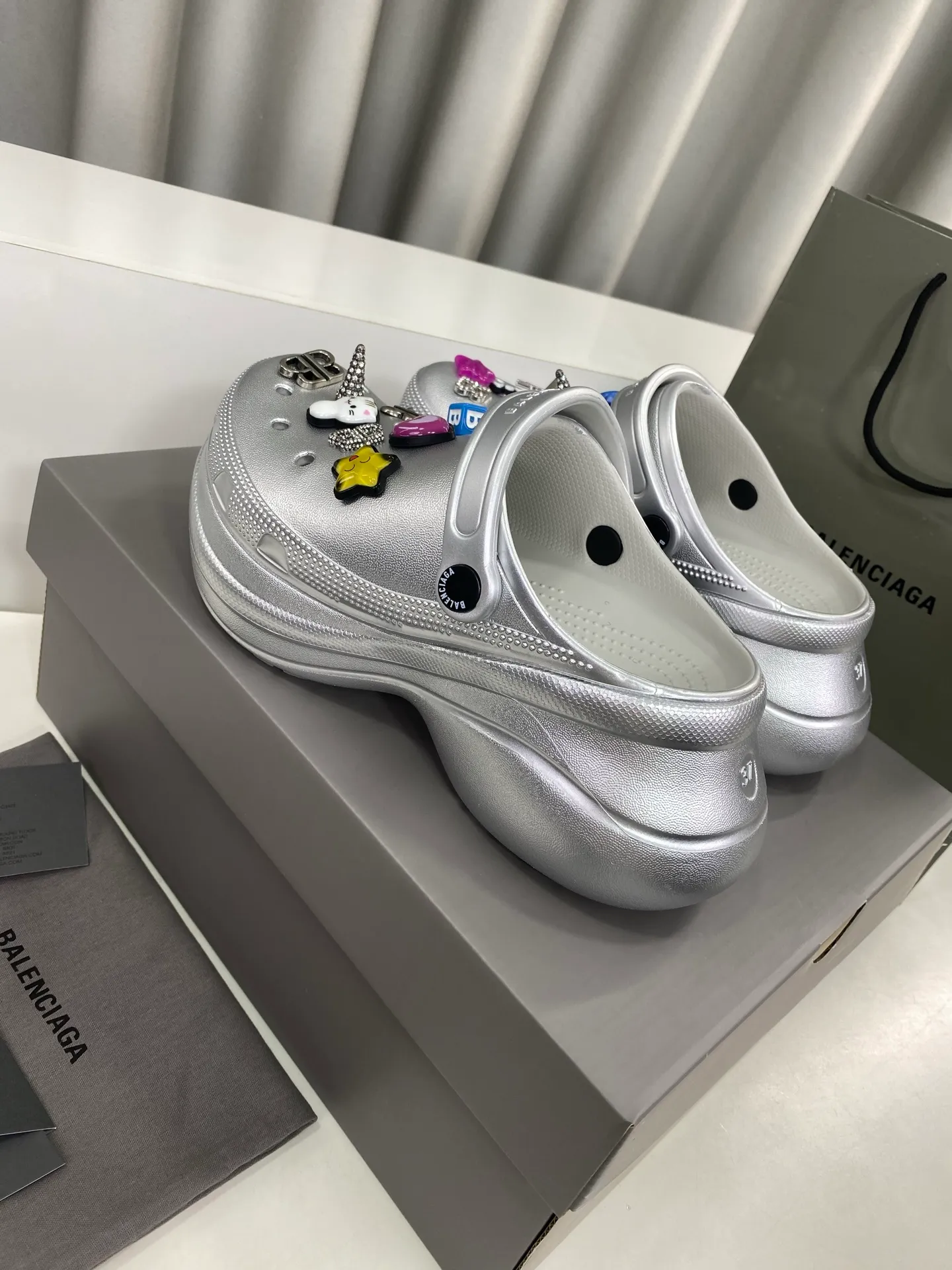 💕💕Factory direct selling price p560💕💕 Men’s and women’s Balenciaga x Crocs co-branded Crocs‼ ️ Balenciaga x Crocs' latest spring and summer couple's Crocs, a new dark horse item for spring 25, fashion bloggers at home and abroad have put on foot shows, popular on social platforms at home and abroad, fashionistas must buy, various Balenciaga element hardware buckle DIY highly brand-recognizable, heavy investment in mold making, ingenious craftsmanship, accurate restoration of every detail, original molded EVA rubber and plastic one-piece outsole, super light on the foot, 6cm outsole height, a proper heightening artifact Original complete package Size: 35-45